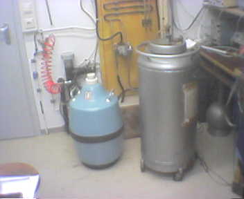Stickstoffkanne (links) und Heliumkanne (rechts)